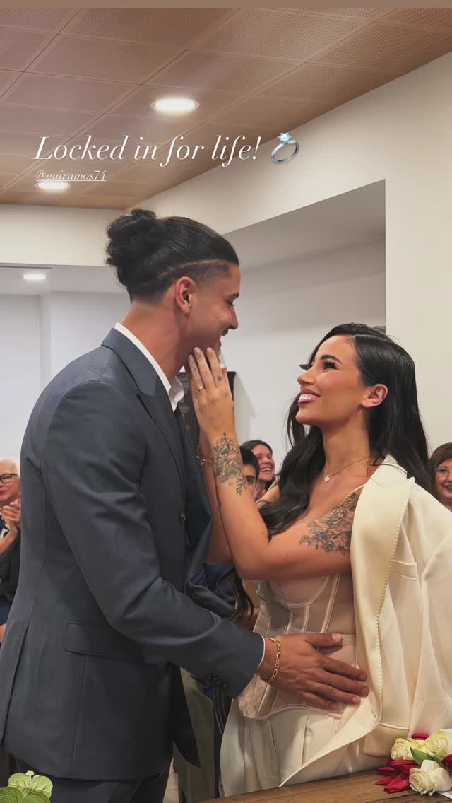 爱游戏平台体验-恭喜❤️国安28岁外援拉莫斯与妻子完婚甜蜜拥吻，宝宝刚满6个月